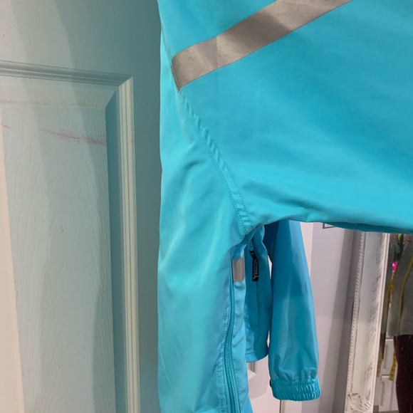 Running Room water repellent running jacket with reflective tape - Picture 7 of 15